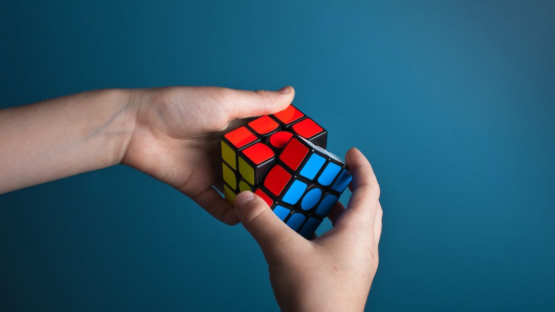 Comment résoudre un rubik’s cube grâce aux mathématiques ?
